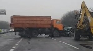 ACCIDENT la Briceni între un camion şi un automobil. Maşinele au fost GRAV AVARIATE (VIDEO)