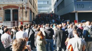 Mii de angajaţi Google au lăsat lucrul şi au ieşit în stradă în semn de protest