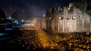PUBLIKA WORLD: 10.000 de lumânări aprinse în jurul Turnului Londrei 100 de ani de la sfârşitul Primului Război Mondial