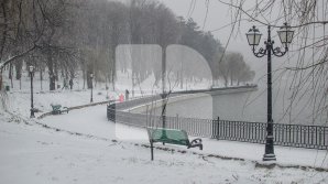 METEO: În toată țara va ninge slab, iar pe drumuri se va menţine polei