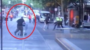 Un om al străzii a devenit EROU, după atacul din Melbourne. Gestul australienilor față de el