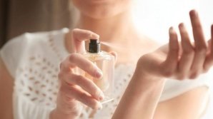 Tu faci asta? 6 trucuri ca parfumul tău să reziste pe tot parcursul zilei