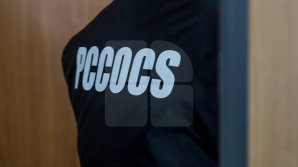 PERCHEZIŢII DE AMPLOARE în Chişinău. Dealeri de droguri, care vindeau narcotice adolescenţilor, reţinuţi. Ce au descoperit oamenii legii 