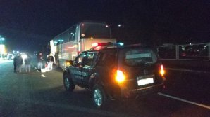 Trei şoferi moldoveni, cercetaţi de Poliţia de frontieră pentru transportarea unor piese auto uzate