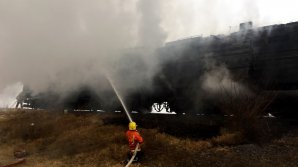 Un tren marfar a luat foc în apropiere de Ungheni. Două vagoane au fost distruse