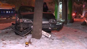 ACCIDENT TERIBIL în Capitală. Un tânăr, lovit violent de o maşină în timp ce aştepta transportul public în staţie