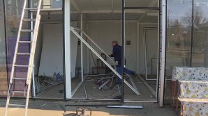 Demolarea pieţei de flori din sectorul Ciocana continuă cu scandal. Comercianţii au încercat să oprească lucrările