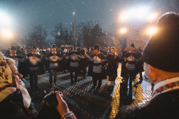 Chef şi dispoziţie bună la Grozeşti şi Cioreşti. Vlad Plahotniuc a venit cu mesaje de felicitare pentru localnici (FOTOREPORT)