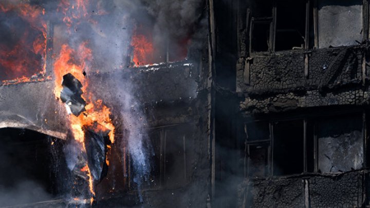 Londra: 5 oameni reţinuti pentru difuzarea video-urilor cu incendiul de la Grenfell Tower