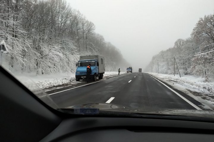 O nouă zi cu ninsoare. Cum se circulă pe drumurile din țară (GALERIE FOTO)