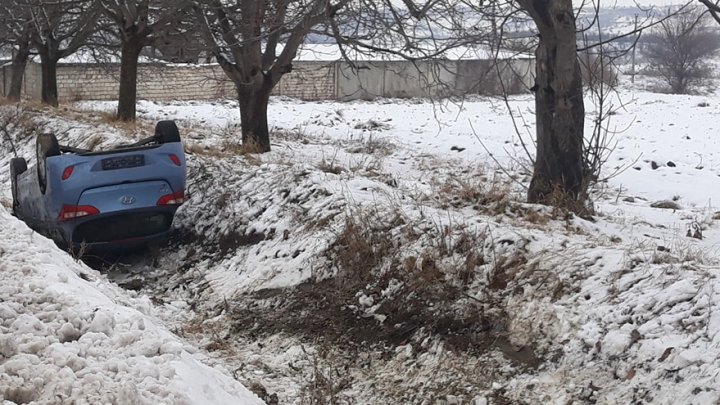 Accident la intrarea în Vatra. Un șofer a derapat cu mașina de pe șosea și a ajuns într-un șanț (FOTO)