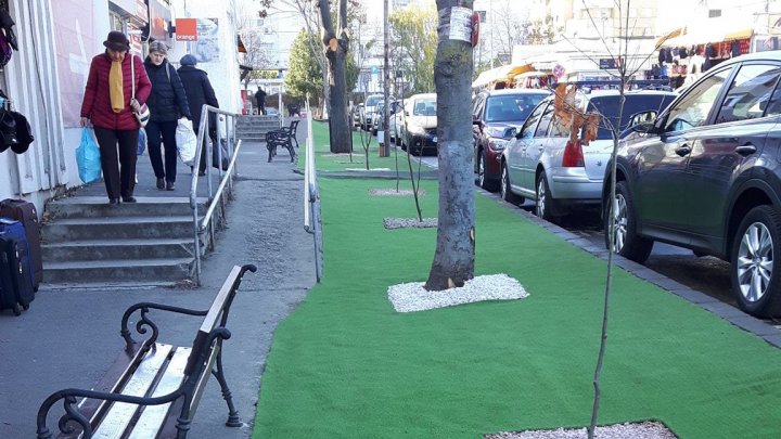 NO COMMENT. Oraşul în care autorităţile au decis să pună gazon artificial pentru că... nu are nevoie de îngrijire (FOTO)