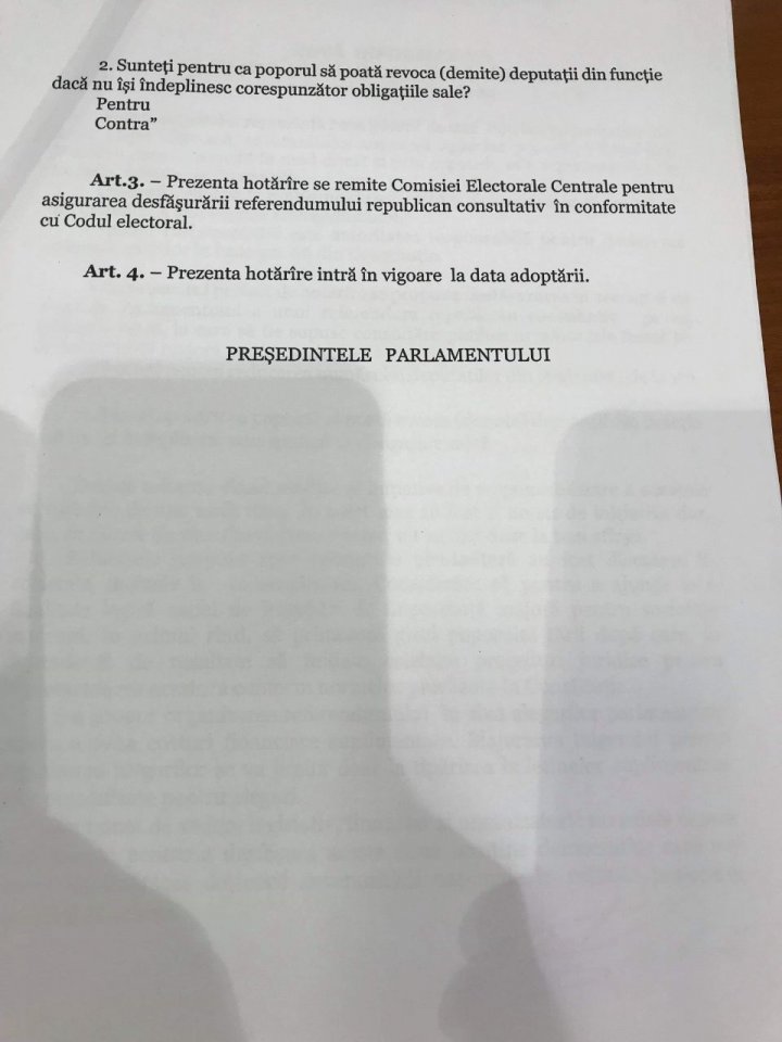 Hotărârea privind organizarea referendumului de reducere a numărului de deputaţi a fost înregistrată în Parlament