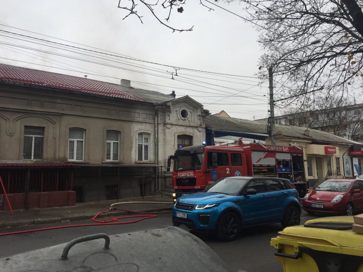 Incendiu pe strada București din Capitală. A ars acoperişul unei clădiri (VIDEO/FOTO)