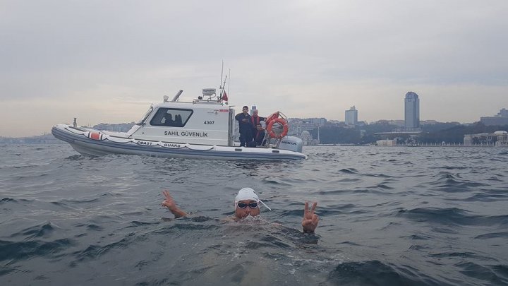 Centenarul, marcat într-un mod neobişnuit. Un bibliotecar a străbătut înot distanţa de la Sulina la Istanbul