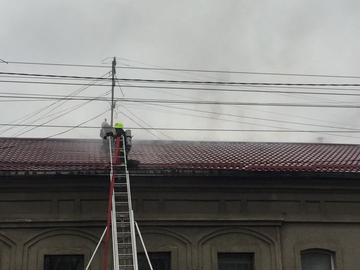 Incendiu pe strada București din Capitală. A ars acoperişul unei clădiri (VIDEO/FOTO)