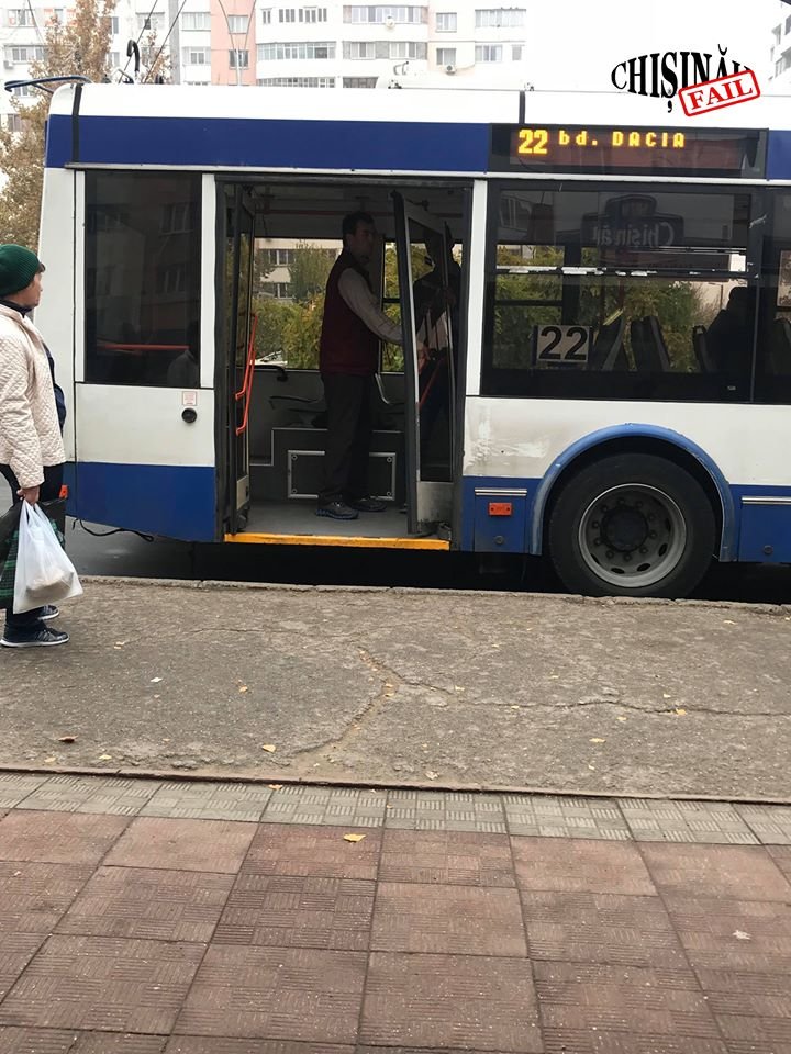 Călătorie cu GHINION pentru pasagerii unui troleibuz de pe linia 22. O uşă a căzut în timpul mersului (FOTO)