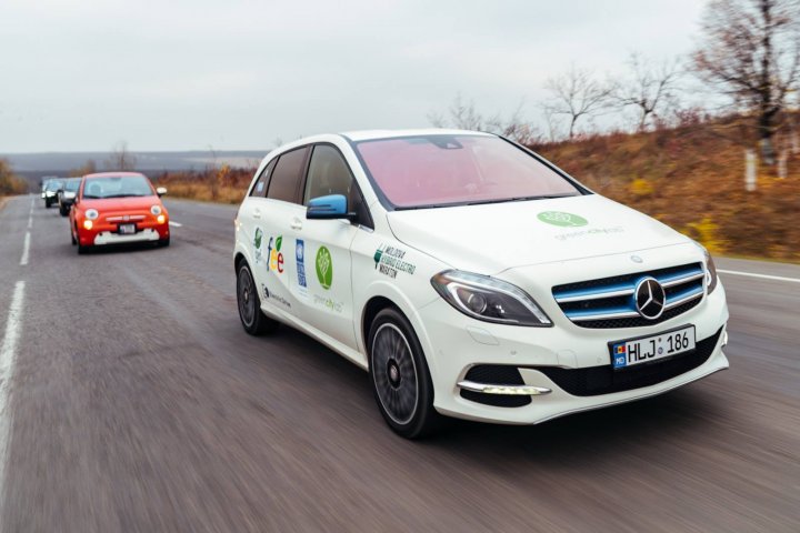 Călătorie ecologică prin ţară. 14 entuziaşti au avut  parte de o aventură pe cinste cu maşinile electrice şi hybrid (GALERIE FOTO)