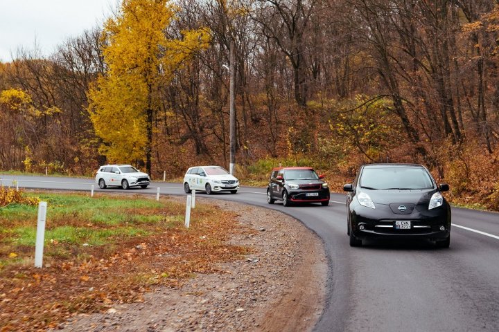 Călătorie ecologică prin ţară. 14 entuziaşti au avut  parte de o aventură pe cinste cu maşinile electrice şi hybrid (GALERIE FOTO)