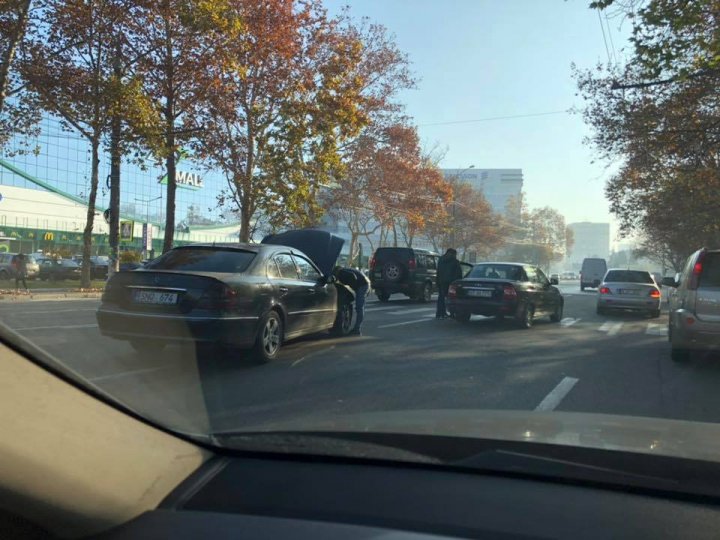 ACCIDENT pe strada Calea Ieşilor. Două automobile s-au ciocnit violent (FOTO)