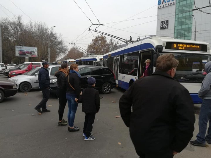 Un şofer tupeist A BLOCAT circulaţia troleibuzelor din sectorul Sculeni (FOTO)