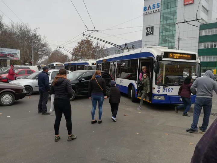 Un şofer tupeist A BLOCAT circulaţia troleibuzelor din sectorul Sculeni (FOTO)