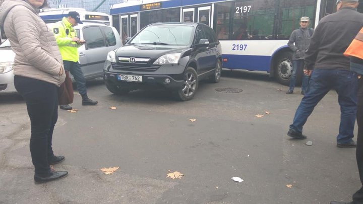 Un şofer tupeist A BLOCAT circulaţia troleibuzelor din sectorul Sculeni (FOTO)