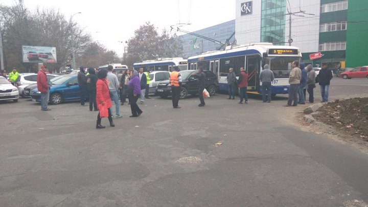 Un şofer tupeist A BLOCAT circulaţia troleibuzelor din sectorul Sculeni (FOTO)