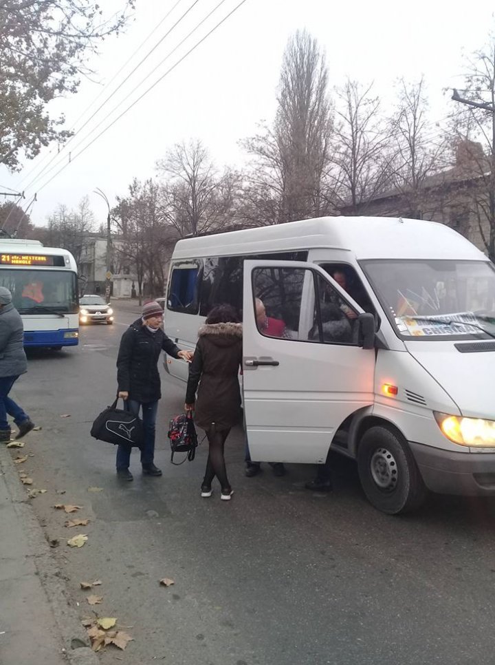 ACCIDENT RUTIER în Capitală. Un maxi-taxi s-a tamponat cu un troleibuz și a rămas fără fereastră (FOTO)
