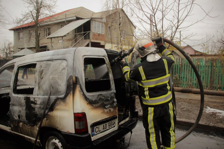 Arde ca o torţă! O maşină a luat foc pe strada Miorița din Capitală (VIDEO) 