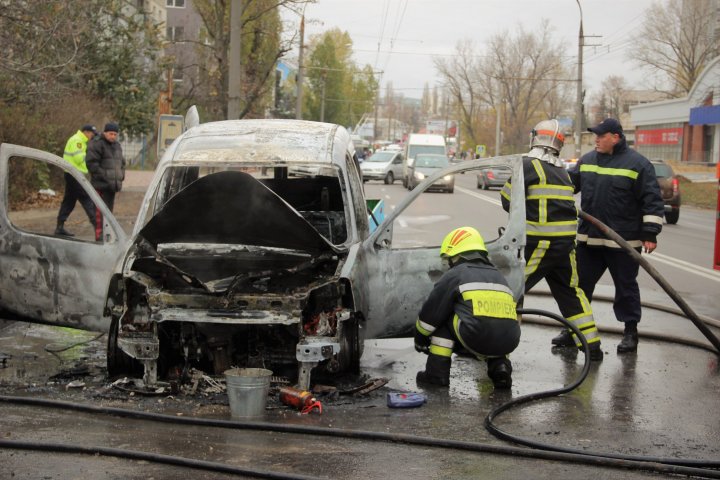 Arde ca o torţă! O maşină a luat foc pe strada Miorița din Capitală (VIDEO) 