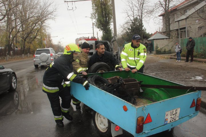 Arde ca o torţă! O maşină a luat foc pe strada Miorița din Capitală (VIDEO) 