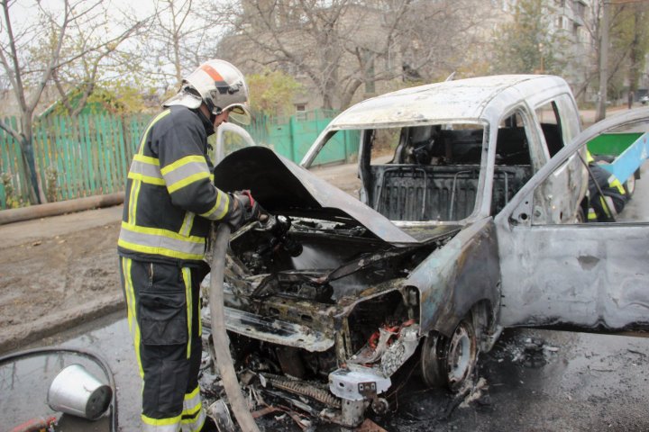 Arde ca o torţă! O maşină a luat foc pe strada Miorița din Capitală (VIDEO) 