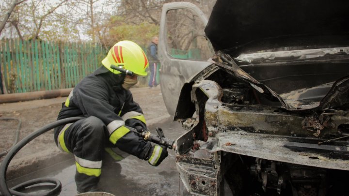 Arde ca o torţă! O maşină a luat foc pe strada Miorița din Capitală (VIDEO) 