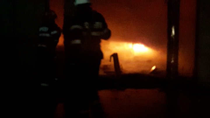 Un nou INCENDIU PUTERNIC în România. Arde o fabrică de mobilă (FOTO/VIDEO)