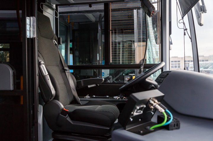 Autobuzele VIITORULUI pe străzile din Cluj. Au porturi USB unde se pot încărca telefoanele mobile (GALERIE FOTO)