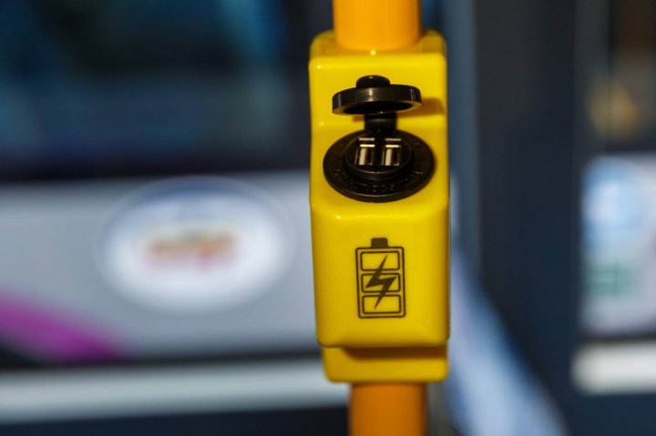 Autobuzele VIITORULUI pe străzile din Cluj. Au porturi USB unde se pot încărca telefoanele mobile (GALERIE FOTO)