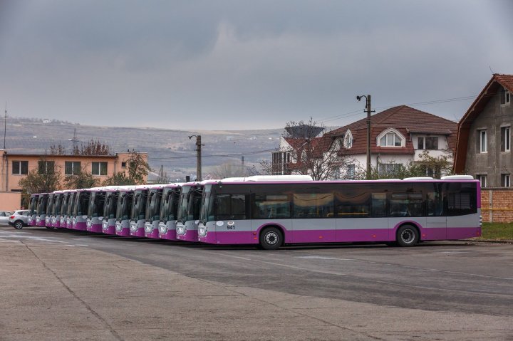 Autobuzele VIITORULUI pe străzile din Cluj. Au porturi USB unde se pot încărca telefoanele mobile (GALERIE FOTO)