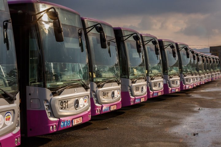 Autobuzele VIITORULUI pe străzile din Cluj. Au porturi USB unde se pot încărca telefoanele mobile (GALERIE FOTO)