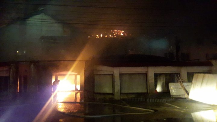 Un nou INCENDIU PUTERNIC în România. Arde o fabrică de mobilă (FOTO/VIDEO)