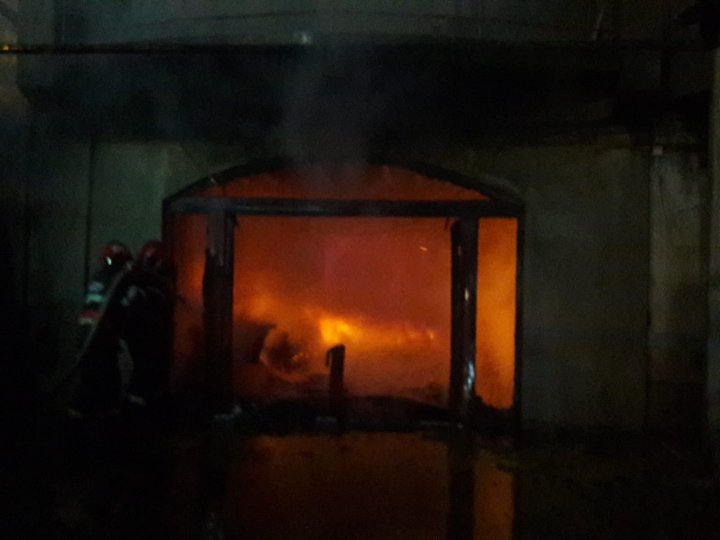 Un nou INCENDIU PUTERNIC în România. Arde o fabrică de mobilă (FOTO/VIDEO)