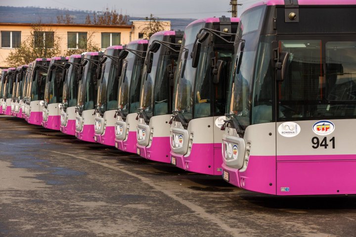 Autobuzele VIITORULUI pe străzile din Cluj. Au porturi USB unde se pot încărca telefoanele mobile (GALERIE FOTO)