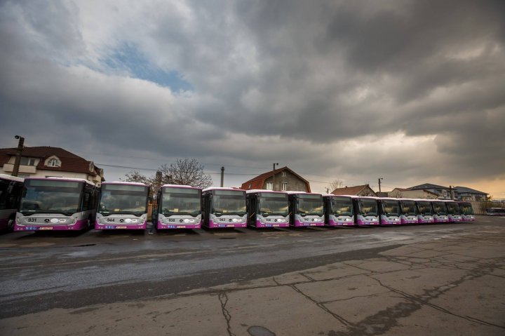 Autobuzele VIITORULUI pe străzile din Cluj. Au porturi USB unde se pot încărca telefoanele mobile (GALERIE FOTO)