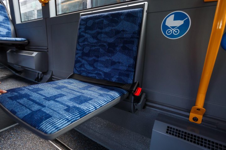 Autobuzele VIITORULUI pe străzile din Cluj. Au porturi USB unde se pot încărca telefoanele mobile (GALERIE FOTO)