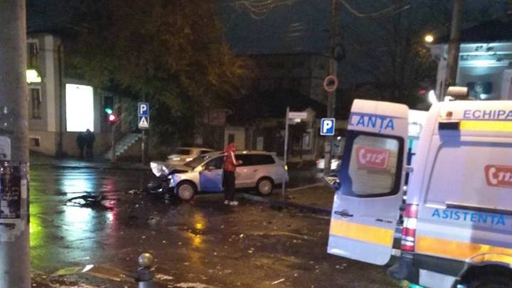 ACCIDENT VIOLENT în centrul Capitalei. Doi oameni au ajuns la spital cu RĂNI GRAVE (FOTO)