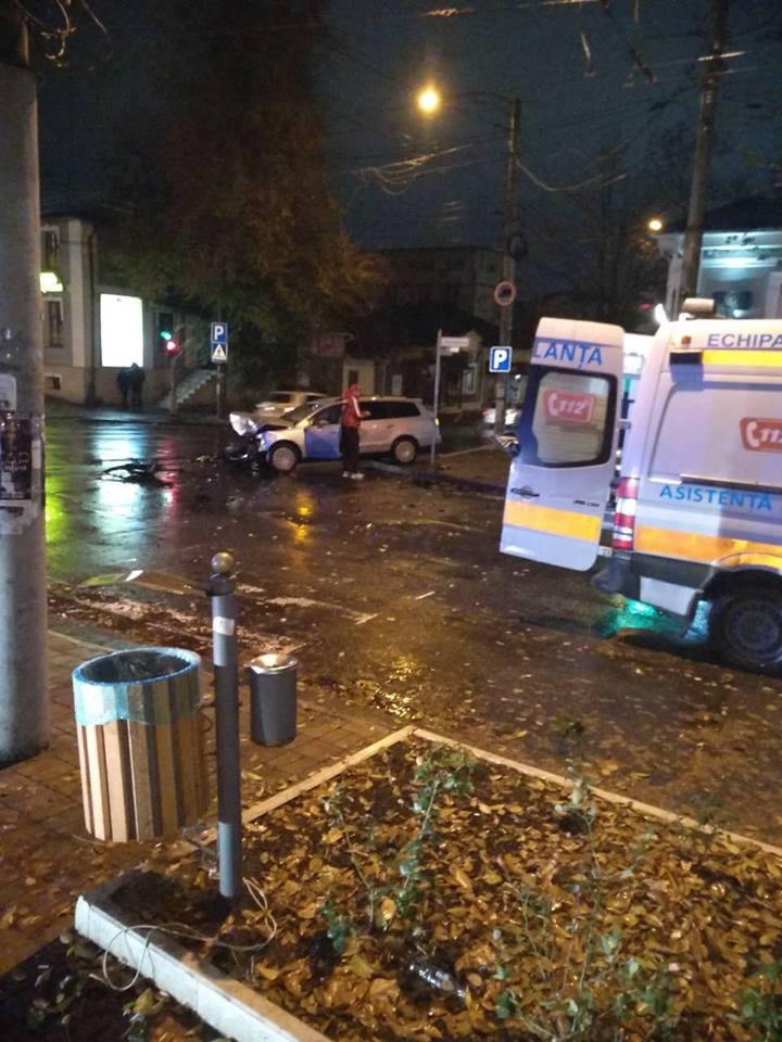 ACCIDENT VIOLENT în centrul Capitalei. Doi oameni au ajuns la spital cu RĂNI GRAVE (FOTO)