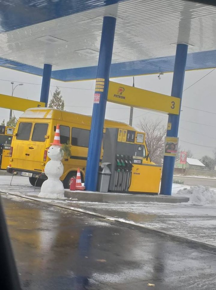 Ninge frumos în Moldova. La o benzinărie din Chişinău a apărut PRIMUL OM DE ZĂPADĂ (FOTO)