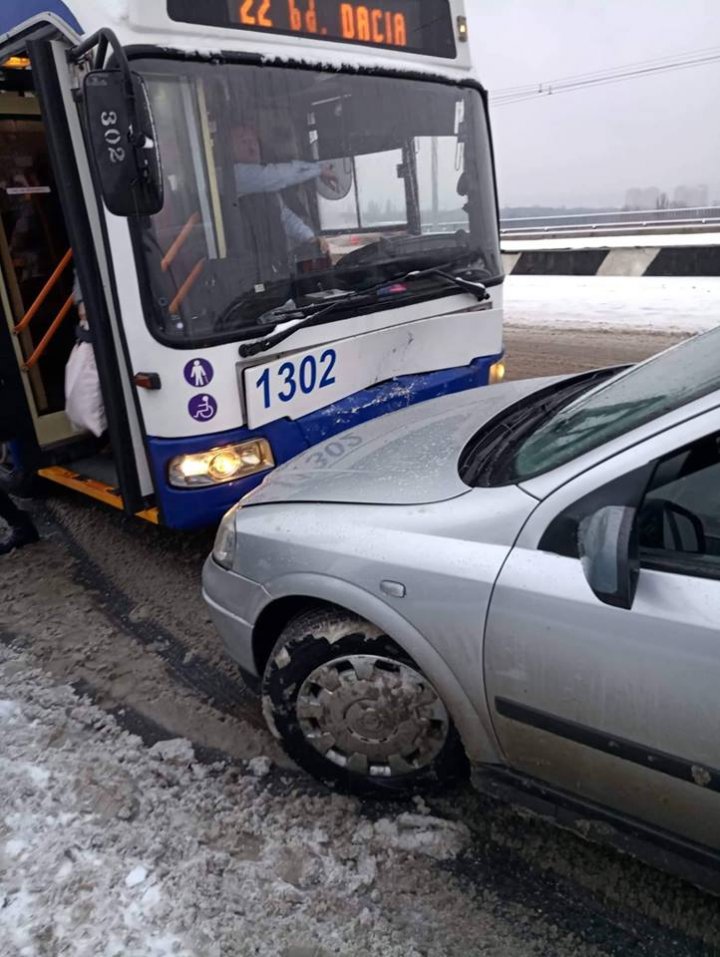 ACCIDENT în sectorul Botanica al Capitalei. Un șofer care circula pe contrasens s-a ciocnit cu un troleibuz (FOTO)