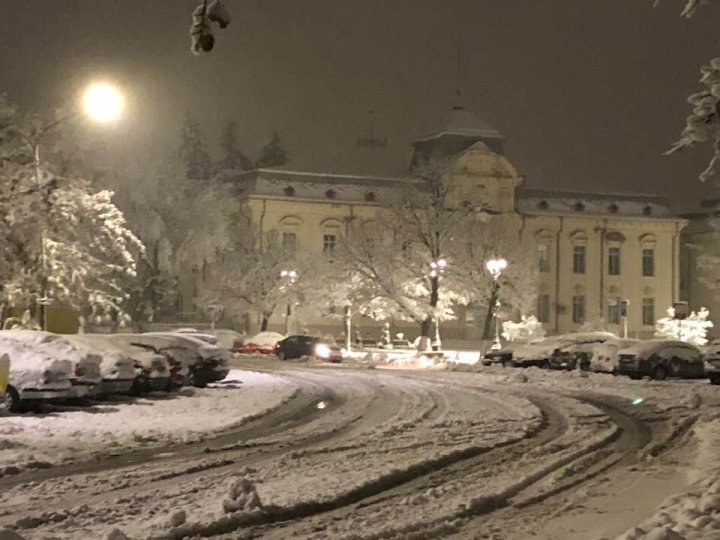 (IMAGINI SPECTACULOASE) România, lovită de iarnă! Ninsori și vânt în 32 de județe (VIDEO)