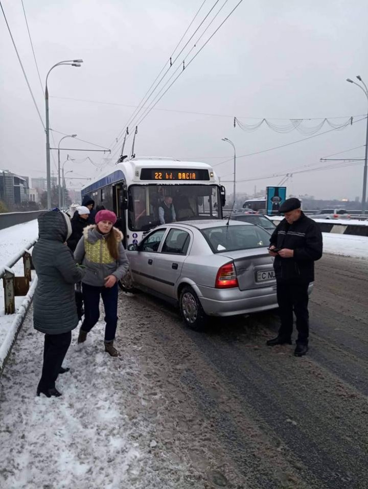 ACCIDENT în sectorul Botanica al Capitalei. Un șofer care circula pe contrasens s-a ciocnit cu un troleibuz (FOTO)